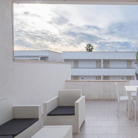 Appartamento A 150 M Dal Mare Climatizzato Con Bellissimo Patio Esterno Torre Pali Luaran gambar