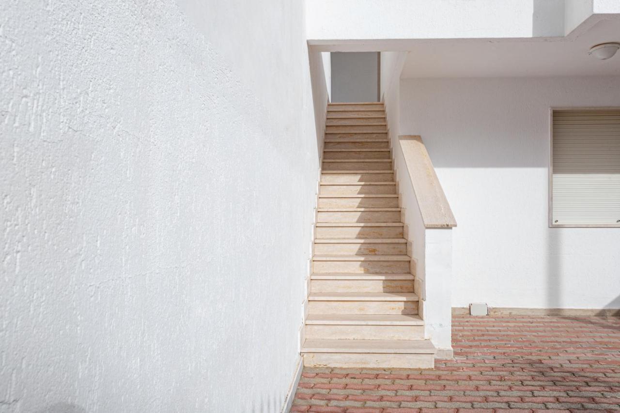 Appartamento A 150 M Dal Mare Climatizzato Con Bellissimo Patio Esterno Torre Pali Luaran gambar